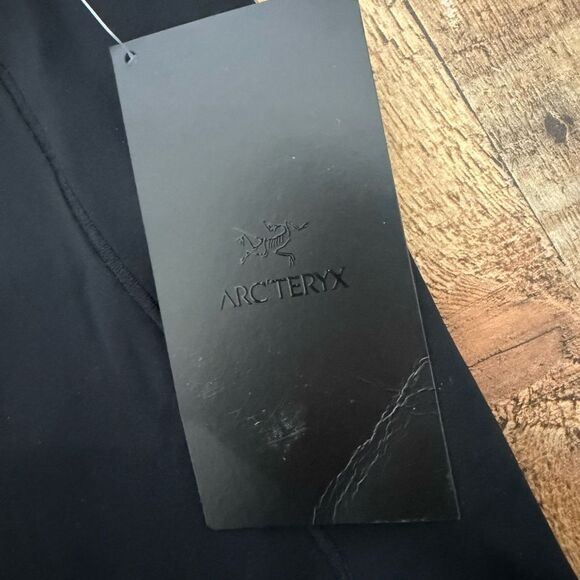 Arc'teryx Essent High Rise Short 8”- Size 4 black NWT - Picture 10 of 11